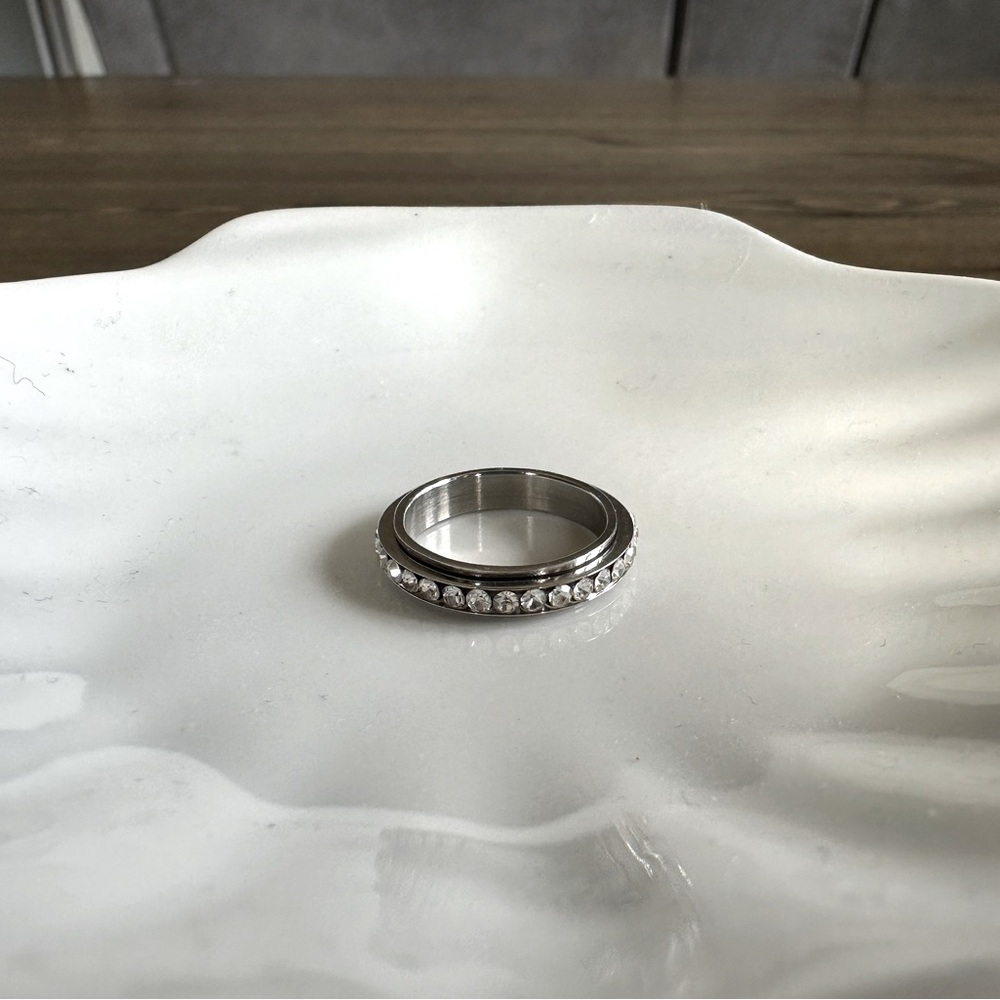 Jewelled anxiety ring